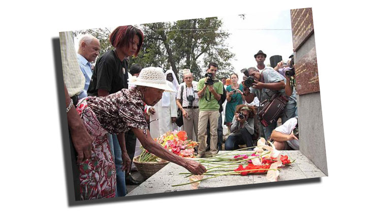 Mme Baba et Aline Murin Hoarau dans la continuité des rites ancestraux. Photo Témoignages