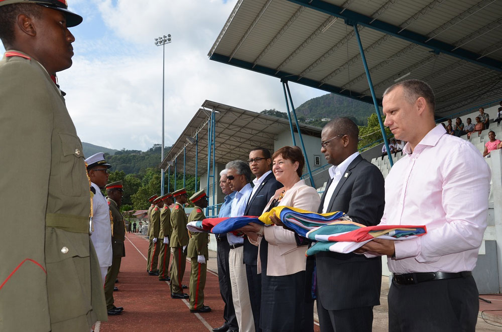 Remise des drapeaux aux ministres des Affaires étrangères des Etats membres et leur représentant, pour la France, et au Secrétaire général de la COI, au stade populaire, après le saut de six parachutistes français du FAZSOI (Forces armées de la zone sud de l'océan Indien). De dr à g., les ministres Jean Paul Adam, El-Anrif Said Hassane, l'Ambassadrice Claudine Ledoux, les ministres Ulrich Andriantiana, Arvin Boolell, le Secrétaire général Jean Claude de l'Estrac.