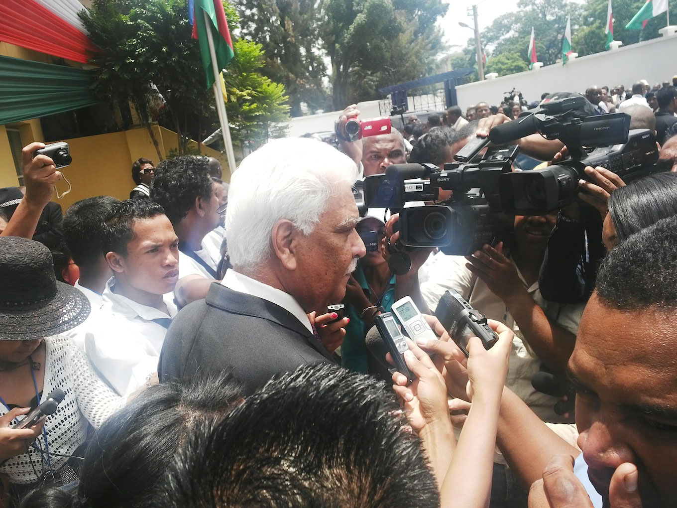 Jean Claude de l'Estrac, Secrétaire général de la COI, interrogé par la presse à l'issue de la cérémonie d'investiture