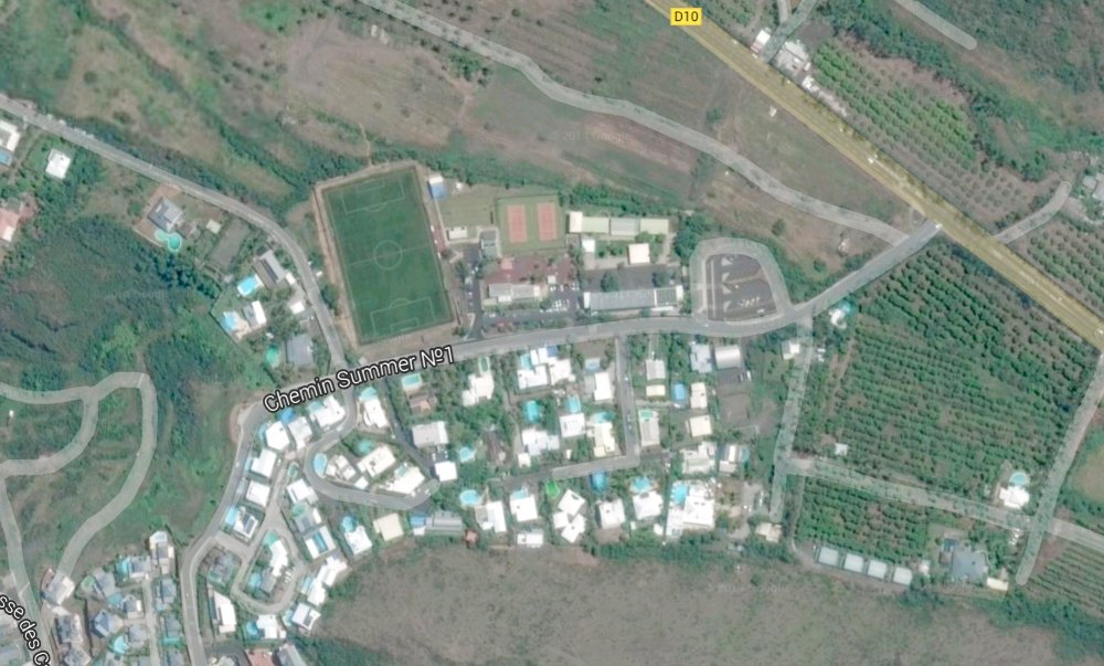 L'école est le seul bâtiment dépourvu de piscine