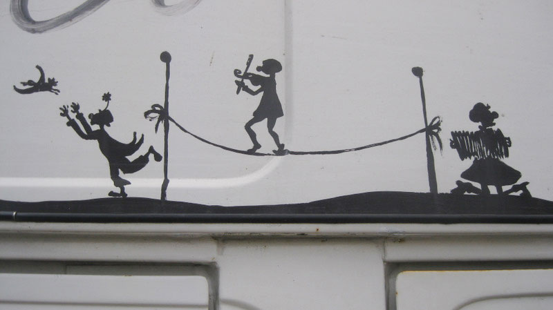 Sur son violon miteux, Joe fait des canards et Krapov court derrière tandis qu'au Gaumont on passe des navets.