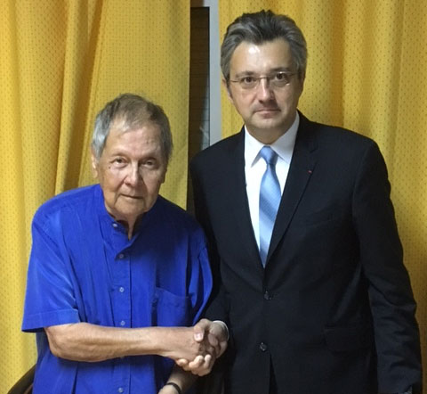 Poignée de mains chaleureuse entre Paul Vergès et Daniel Keller, le grand maître du Grand Orient de France, lors de leur rencontre ce 15 mai au Port.