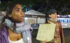 Un groupe Média abandonne 2 jeunes femmes sur le trottoir ?