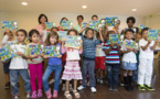 Remise des premiers carnets de voyage aux enfants