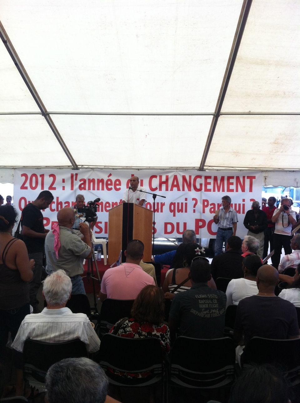…La population a de plus en plus de mal a faire confiance « aux politiques »…